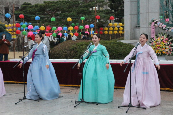 ▲한국음악과의 축하공연 (사진=양기석 기자.)