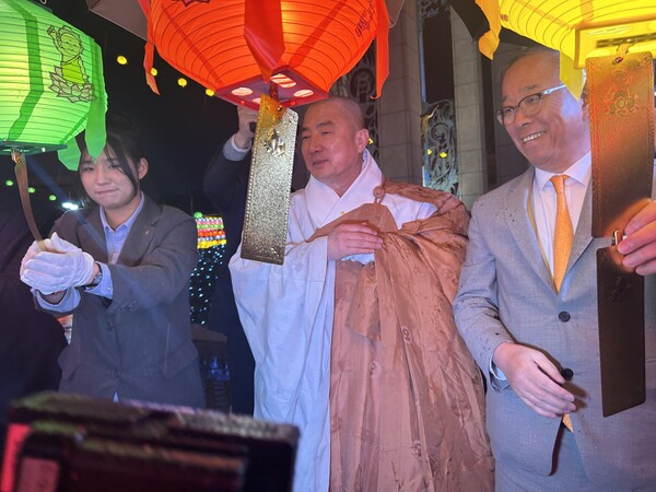 ▲왼쪽부터 백소윤 총학생회장, 이사장 돈관스님, 윤재웅 총장 (사진=양기석 기자.)