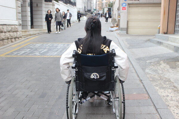 ▲휠체어를 타고 가본 등하교 길 (사진=오승리 기자.)