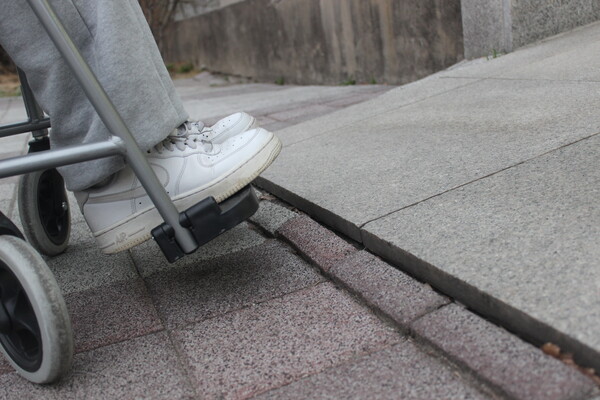 ▲사회과학관 3층 주 출입구의 경사로에 존재하는 단차 (사진=오승리 기자.)