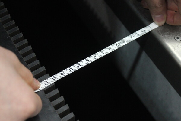 ▲충무로역 3호선 오금행 방면의 10-1번에서 측정한 열차와 승강장 사이 간격 (사진=오승리 기자.)