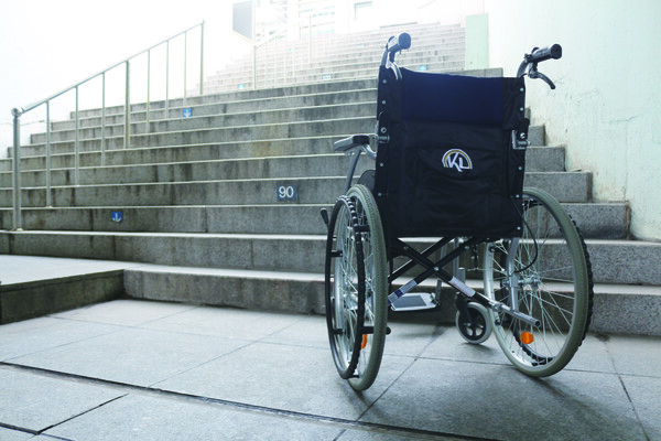 ▲계단에 막혀 올라가지 못하는 휠체어 (사진=고아름 기자.)