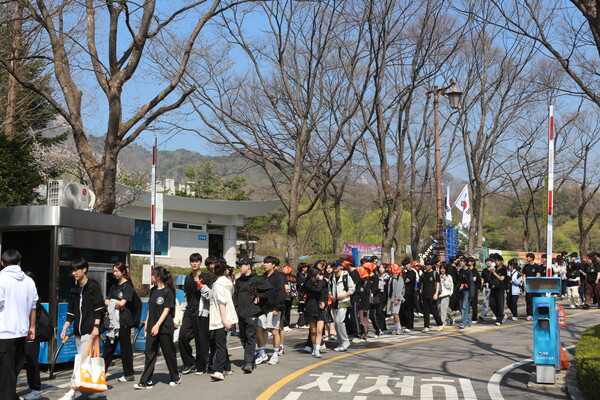 ▲북한산 등반을 시작한 학우들 (사진=권구봉 기자.)