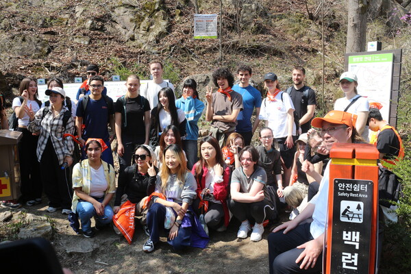 ▲ 윤재웅 총장과 유학생들(사진=권구봉 기자.)