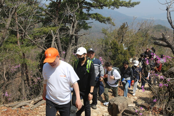 ▲윤재웅 총장이 산을 오르고 있다 (사진=권구봉 기자.)