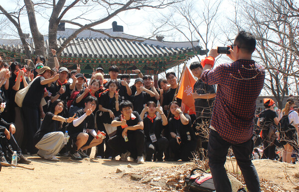 ▲목적지에서 사진을 찍는 모습 (사진=권규리 수습기자.)