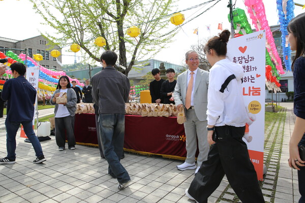 ▲학우들이 간식나눔행사에서 간식을 수령하고 있다 (사진제공=동국대학교.)