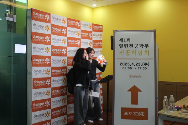 ▲혜화관 6층 복도 포토 ZONE에서 기념사진을 찍고 있는 학우들 (사진=김지은 수습기자.)