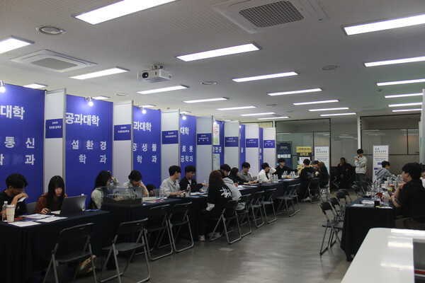▲상담 ZONE의 공과대학 부스들 (사진=김지은 수습기자.)
