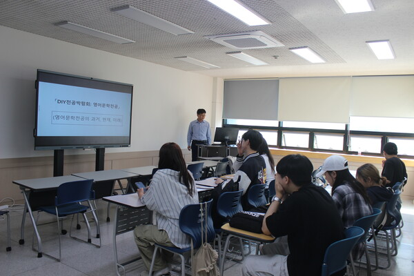 ▲620호 강의실에서 진행된 영어영문학전공 교수 특강 (사진=김지은 수습기자.)