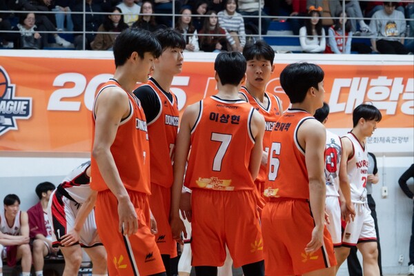 Dongguk University’s basketball team is in the middle of a game against Korea university. /Photography from Lee Sang-hyeon