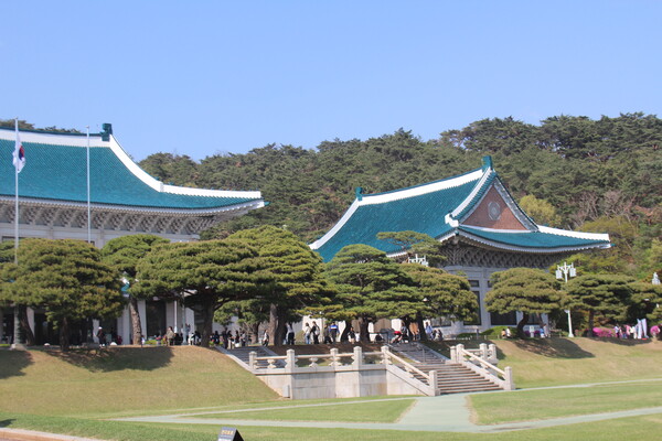 ▲청와대를 찾은 시민들이 내부 관람을 위해 줄을 서고 있다 (사진=김지윤 기자.)