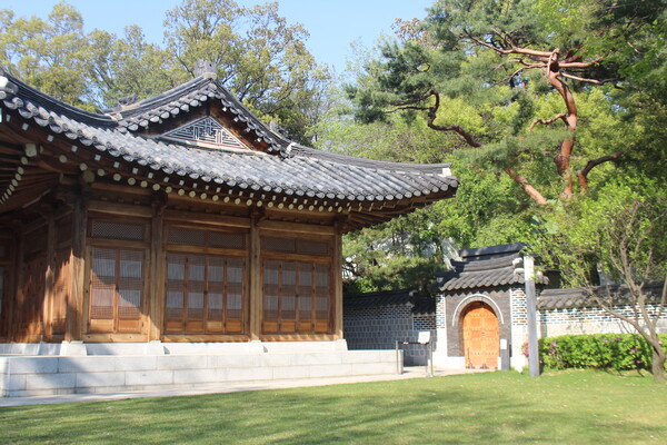 ▲계단에서 바라본 상춘재 (사진=김지윤 기자.)