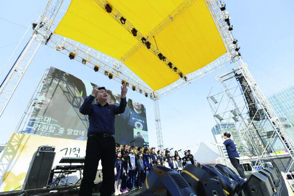 ▲무대에서 수어통역을 하는 모습 (사진제공=최황순 동문.)