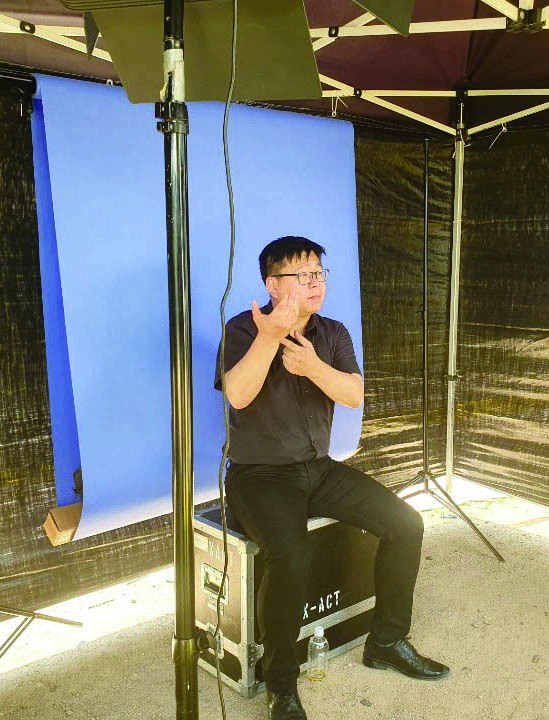 ▲행사 중 수어통역을 하는 모습 (사진제공=최황순 동문.)