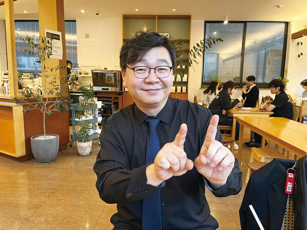 ▲“함께 나아가고자 한다”는 의미의 수어 (사진=권규리 수습기자.)