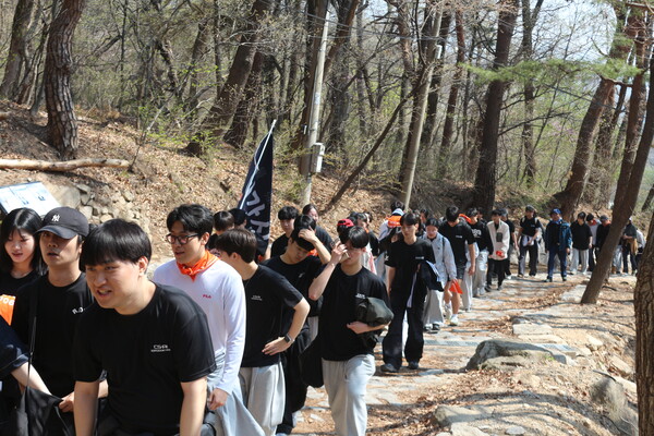 ▲학우들이 등산 중이다 (사진=권구봉 기자.)