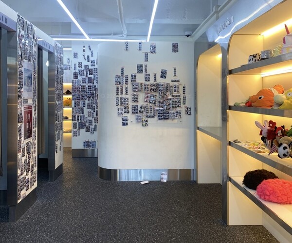 Four-cut photographs are displayed on the walls of the self-photo booth.  /Photography by Park Da-yeon