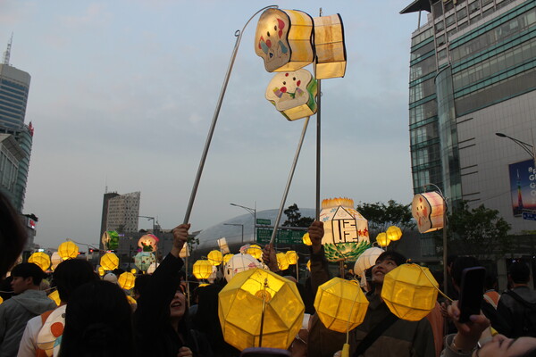 ▲아코 연등을 높이 들어 올리는 학우들 (사진=김지은 수습기자.)