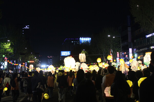 ▲연등행렬이 이어지는 종로 거리 (사진=김지은 수습기자.)