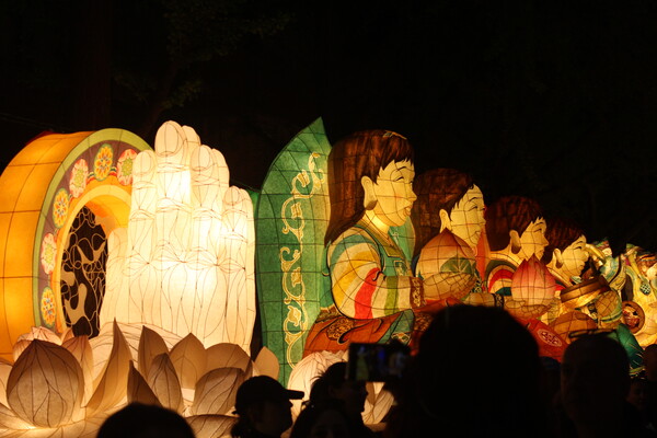 ▲행사가 끝난 후 조계사 앞에 정렬된 연등들 (사진=김지은 수습기자.)