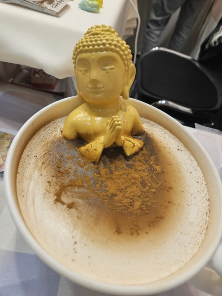 △ 불교박람회에서 만난 커피잔 속 부처님    (사진= 오솔미 편집위원)
