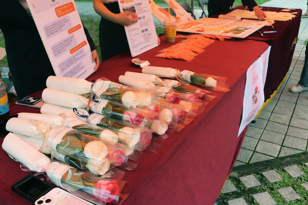 ▲부스에 마련된 장미꽃들 (사진=고아름 기자.)