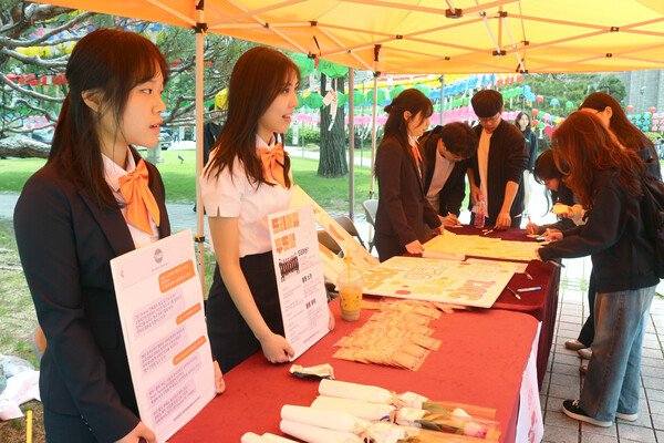 ▲우리대학 입학전형알리미 'Dreamer'가 행사를 안내 중이다 (사진=고아름 기자.)