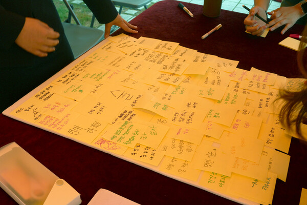 ▲신입생들이 성년이 된 소감과 다짐을 적고 있다 (사진=고아름 기자.)