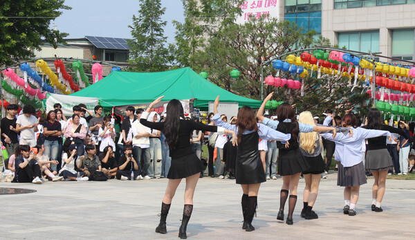 ▲ 팔정도에서 버스킹 중인 중앙 커버댄스동아리 '두둠칫' (사진=김지은 수습기자.)