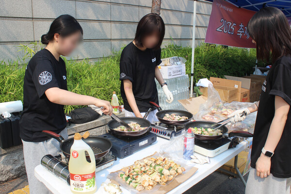 ▲부스에서 요리하는 학우들 (사진=김지은 수습기자.)