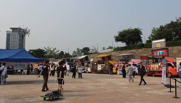 ▲푸드트럭과 부스가 설치된 만해광장 (사진=김지은 수습기자.)