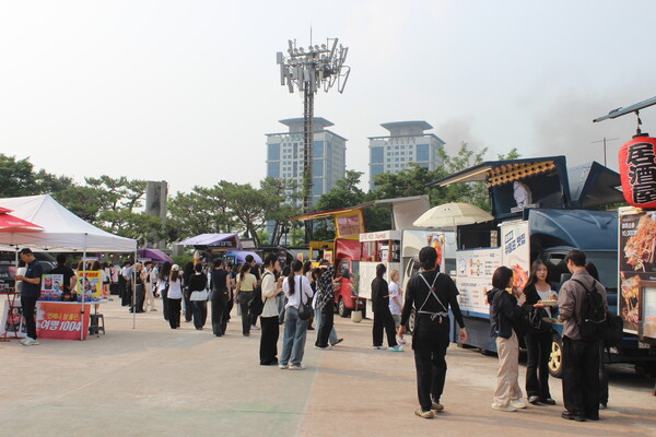 ▲ 만해광장에 위치한 푸드트럭 (사진=권규리 수습기자.)