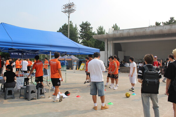 ▲ 만해광장에서 우리대학 축구부 'DGUFF'의 부스를 즐기고 있는 학우들 (사진=권규리 수습기자.)