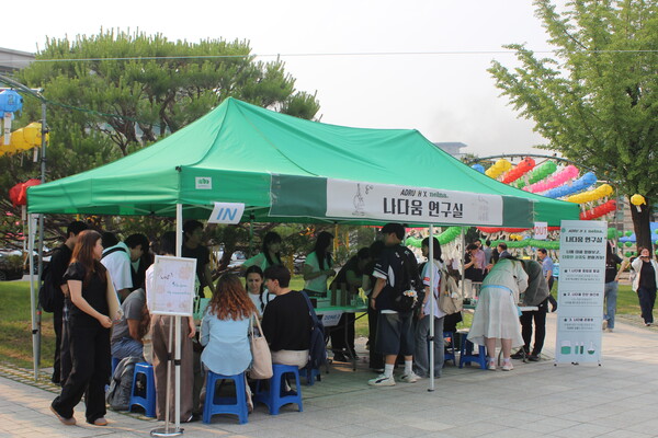 ▲ 팔정도에 위치한 우리대학 중앙 광고 동아리 '애드러쉬'의 부스 (사진=권규리 수습기자.)