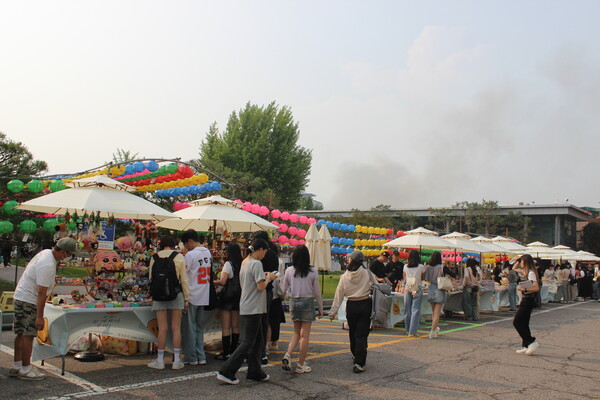 ▲ 팔정도에서 진행 중인 플리마켓을 구경하는 학우들 (사진=권규리 수습기자.)