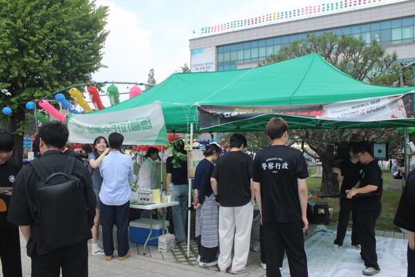 ▲중앙 커피 동아리 ‘상록수커피클럽’과 경찰사법대학의 부스(사진=박서원 수습기자.)