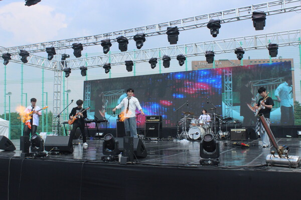 ▲대운동장에서 공연중인 중앙 음악콘텐츠제작 동아리 ‘목멱성’(사진=박서원 수습기자.)