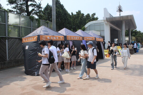 ▲만해광장 동국네컷 부스에 줄 선 학우들(사진=박서원 수습기자.)