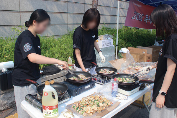 ▲축제 음식을 준비하는 학우들 (사진=김지은 수습기자.)