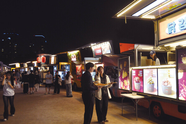 ▲밤의 만해광장 푸드트럭 (사진=권구봉 기자.)