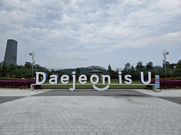 Tourists can ride bike or relax in the plaza near arboretum. /Photography by Lee Jae-won
