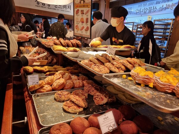 Almost all tourists visit Sungsimdang for bread, sandwiches, and cakes. /Photography by Lee Jae-won