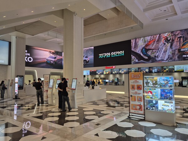 Theaters are no longer as crowded as they used to be, and people are offered a variety of entertainment options beyond just movies. /Photography by Park He-won