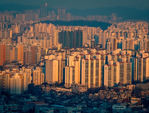 As more people move to Seoul, many apartments and various types of housing have emerged. / Photography by Médéric Boutin 