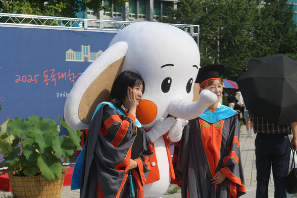 ▲이벤트 '걸어다니는 아코'와 사진을 찍는 졸업생들 (사진=고아름 기자.) 