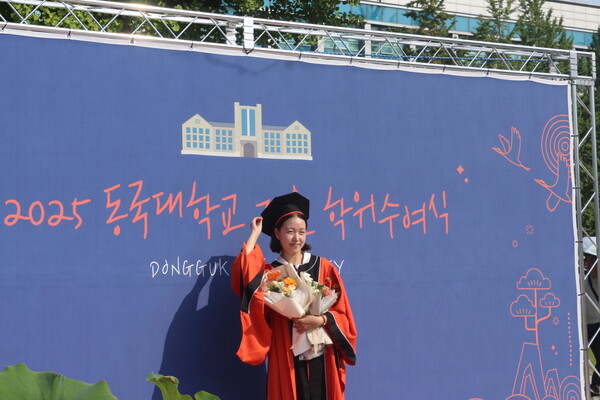 ▲팔정도에 설치된 포토존에서 사진을 찍는 졸업생 (사진=고아름 기자.)