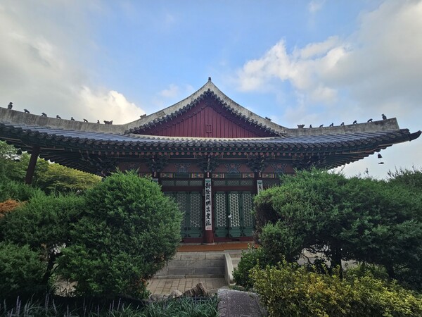 Jeonggakwon is a place that reflects the philosophy of Buddist spirit of the Jogye Order of Korean Buddhism. /photography by Hwang Ji-woo