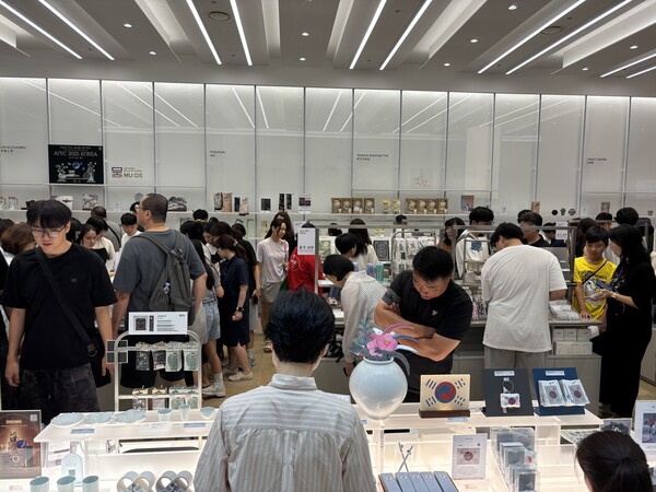 Visitors browse the museum shop after viewing the exhibition. /Photography by Jeon Han-gyeol