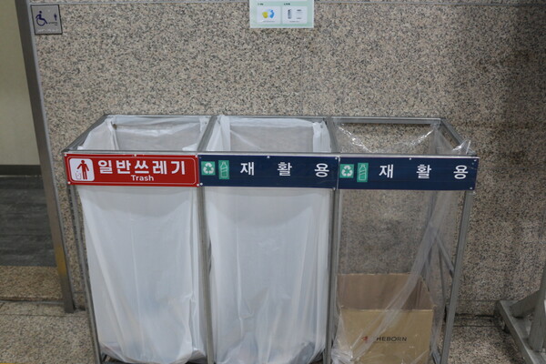 ▲법학관 입구에 추가 배치된 분리수거통 (사진=오승리 기자.)